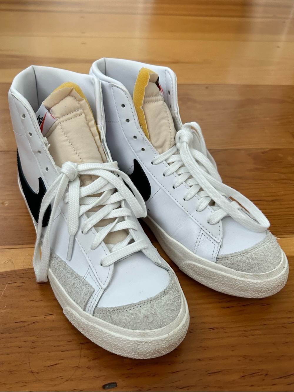 NIKE | Unisex Blazer | Mid top ‘77 Vintage White Black Classic | Sz 9